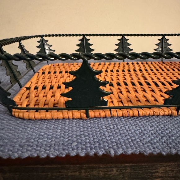 ❌SOLD❌ Christmas Tree 13x9 Baking Dish Holder Metal With Woven Tray Basket - Picture 4 of 4